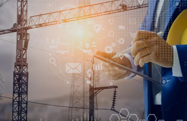 Engenheiro usando tablet e capacete, com guindastes e ícones digitais de gestão.