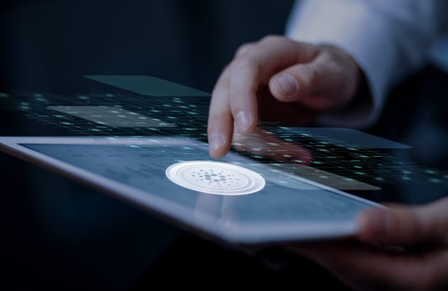 Mão tocando tablet com símbolo de criptomoeda e fluxo de dados digitais.