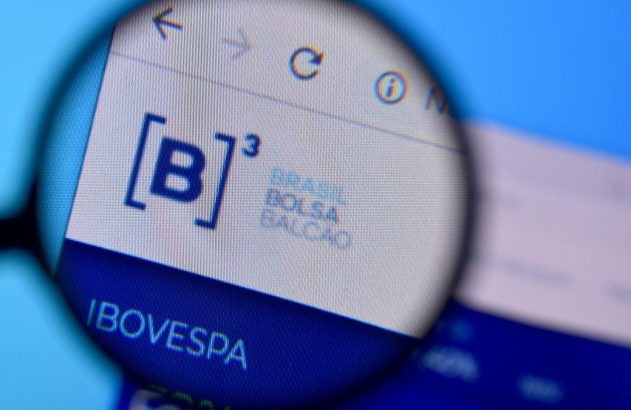 Lupa sobre tela mostra logotipo da B3, "Brasil Bolsa Balcão" e "IBOVESPA".