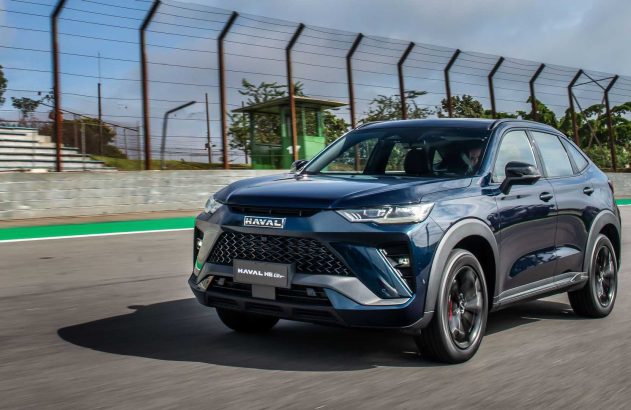 SUV Haval H6 azul escuro em pista de corrida.