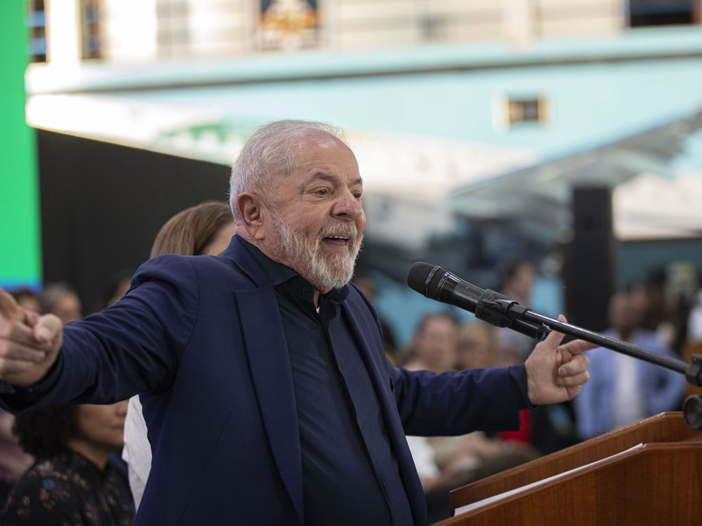 Brasília (DF) 03/07/2023 - O presidente Luiz Inácio Lula da Silva participa de uma Cerimônia de Sanção ao Projeto de Lei nº 1085/2023, que trata da igualdade salarial e remuneratória entre mulheres e homens, nesta segunda feira na Base aérea de Brasília. Foto: Joédson Alves/Agência Brasil