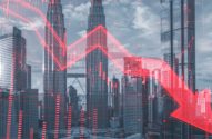 Seta vermelha em queda brusca sobre cidade com arranha-céus, indicando declínio financeiro ou crise de mercado.
