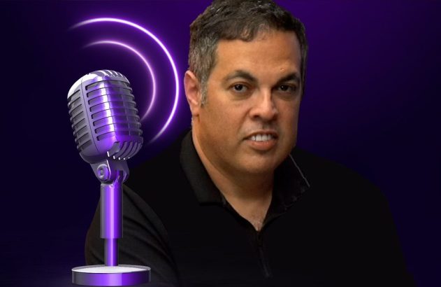 Homem ao lado de microfone roxo em fundo púrpura com anéis de som.