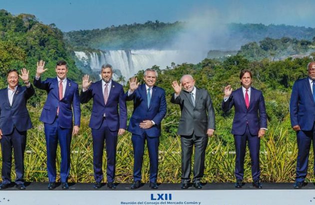 Presidente Lula participa da Cúpula de Chefes e Chefas de Estado do MERCOSUL, em Puerto Iguazú, Argentina. Presidentes participantes posam para a foto oficial. (Foto: Ricardo Stuckert/PR)