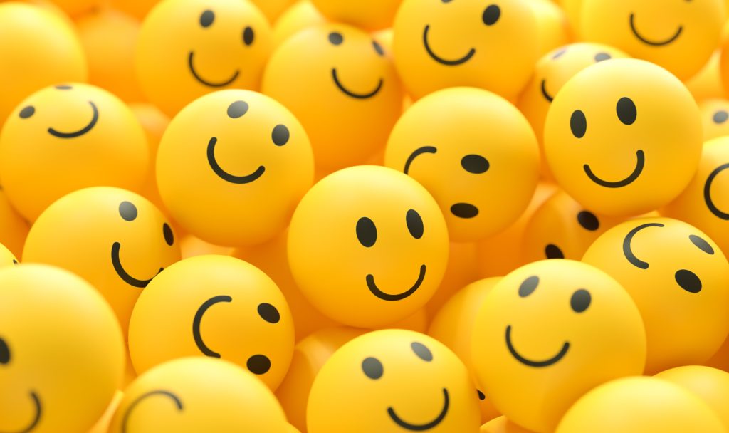 Pilha de bolas amarelas sorridentes.