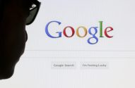 Silhueta de pessoa de óculos olhando para a tela com o Google.