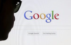Imagem mostrando uma pessoa olhando para uma tela de computador, com a aba de pesquisa do Google aberta, ilustrando o tema "a história do Google"