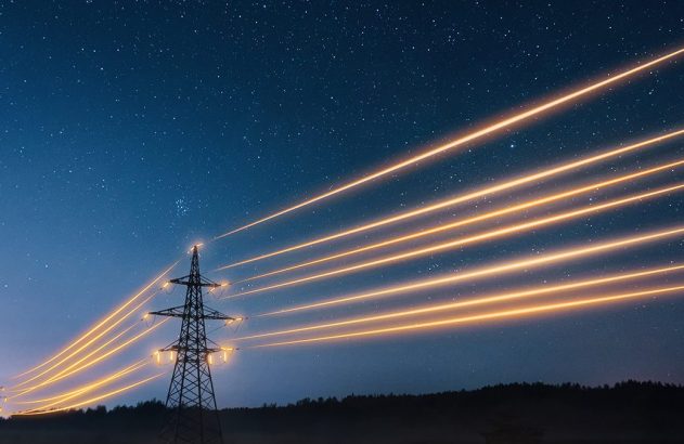 Torre de transmissão à noite com múltiplos feixes de luz laranja fluindo pelo céu.