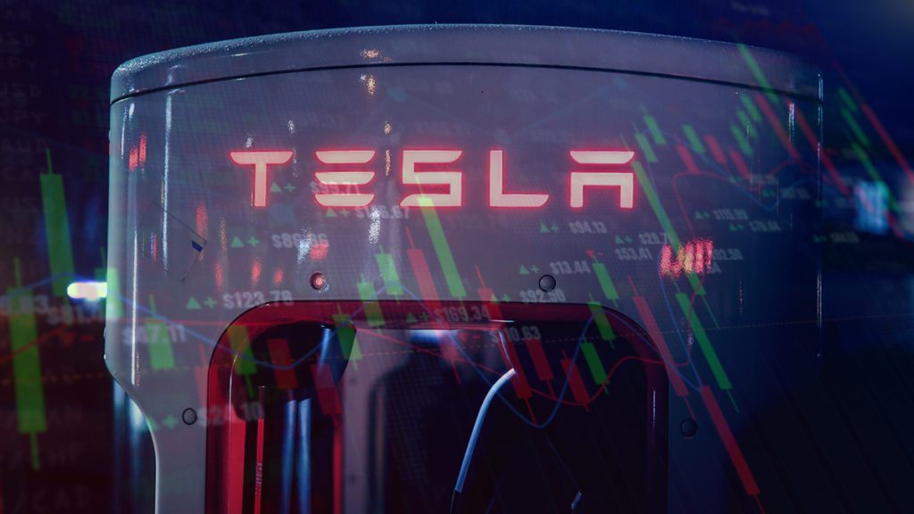Carregador Tesla com logo em destaque e dados de mercado de ações sobrepostos.