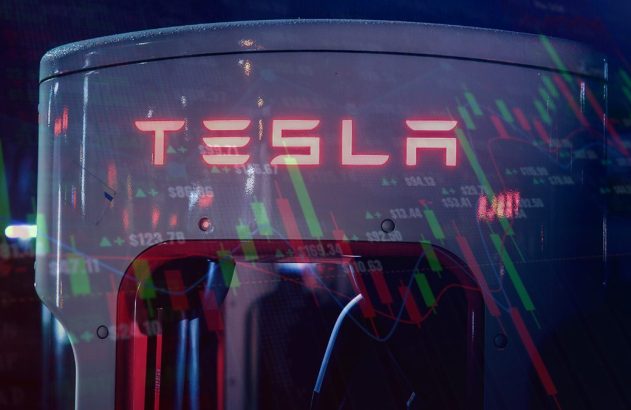 Carregador Tesla com logo em destaque e dados de mercado de ações sobrepostos.