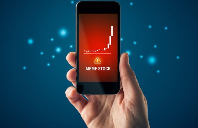 Fileiras de carros estacionados em um grande pátio sob luz solar dourada, com sombras alongadas.