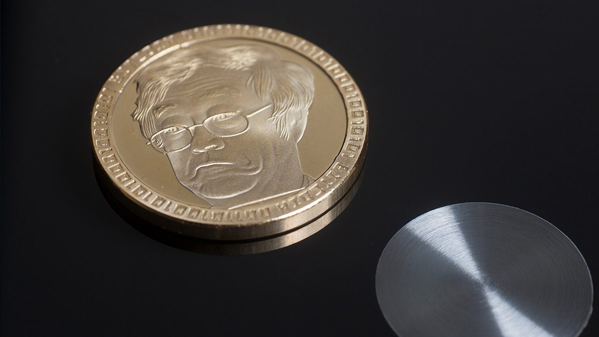 criador do bitcoin Satoshi Nakamoto em uma moeda
