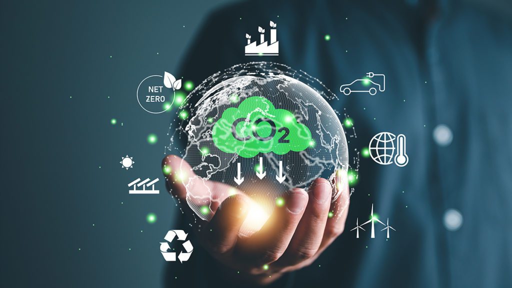 Mão segura globo com nuvem de CO2 e setas. Símbolos de Net Zero, energia limpa e sustentabilidade.