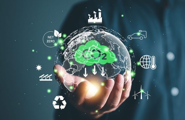 Mão segura globo com nuvem de CO2 e setas. Símbolos de Net Zero, energia limpa e sustentabilidade.