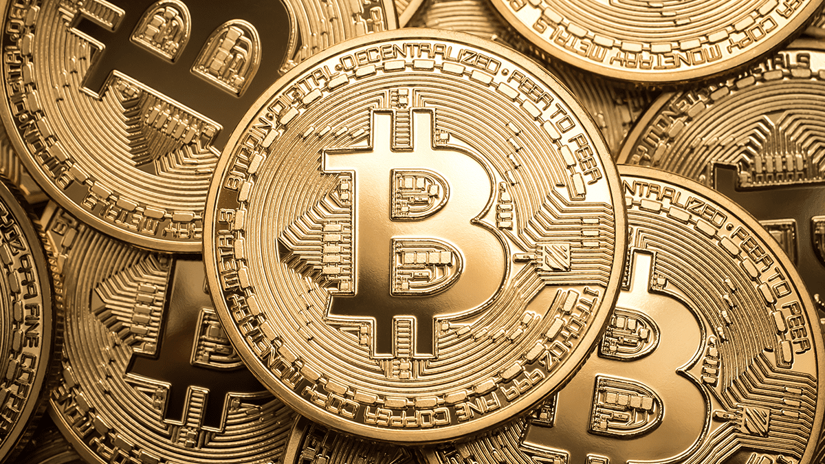 moedas de bitcoin empilhadas douradas