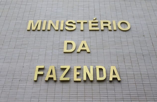 Fachada do ministério da Fazenda com a sua escrita em letras em dourado