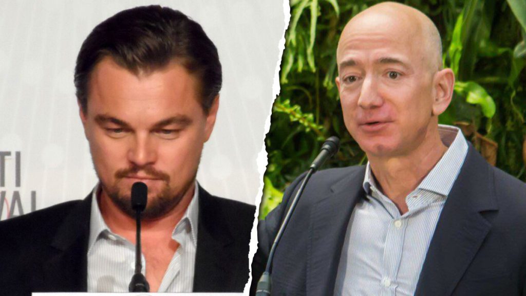 Leonardo DiCaprio e Jeff Bezos em imagem dividida, ambos ao microfone.
