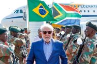 Lula em recepção militar na África do Sul, com soldados e bandeiras do Brasil e da África do Sul.