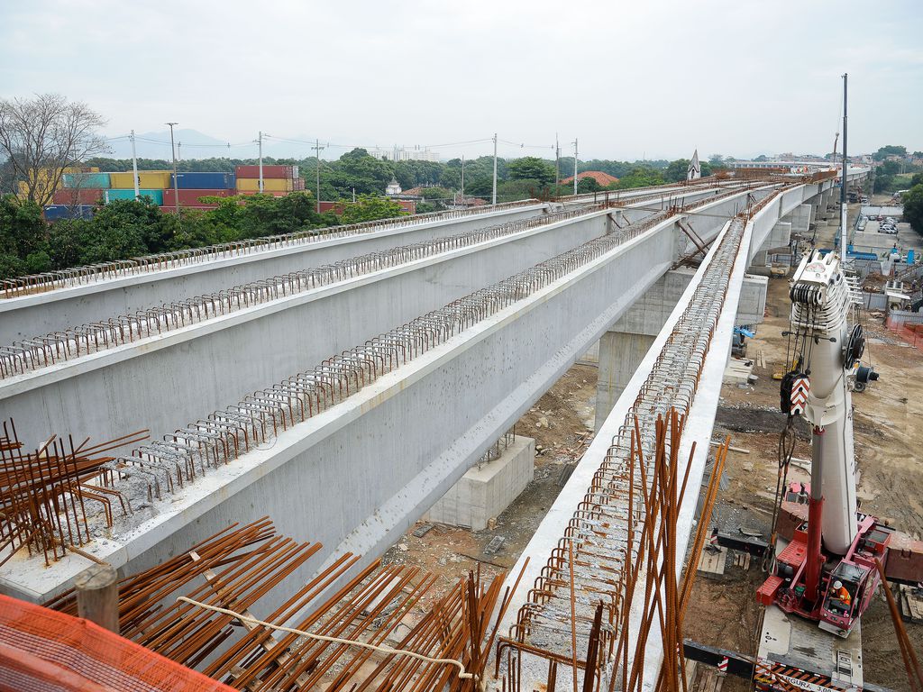 Canteiro de obras da alça de ligação da Ponte Rio-Niterói com a Linha Vermelha. (Foto: Agência Brasil)