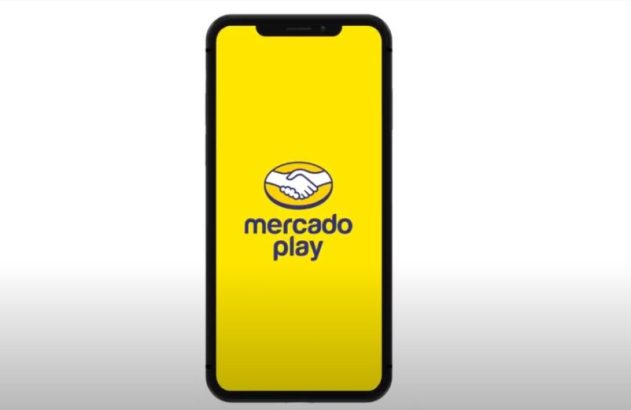 Smartphone com o logo Mercado Play em tela amarela.