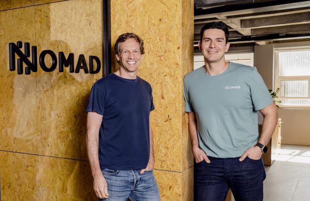 Centro de logística Shopee XPRESS com esteiras transportando e classificando pacotes. Funcionários operam o sistema.