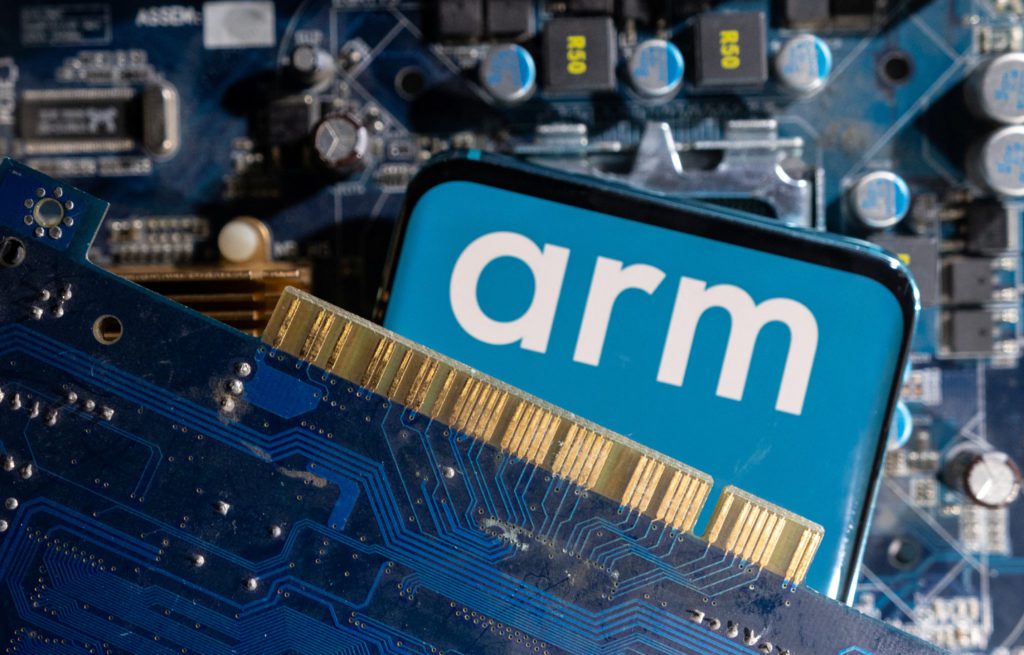 Logo ARM azul sobreposto a placas de circuito e componentes eletrônicos de computador.