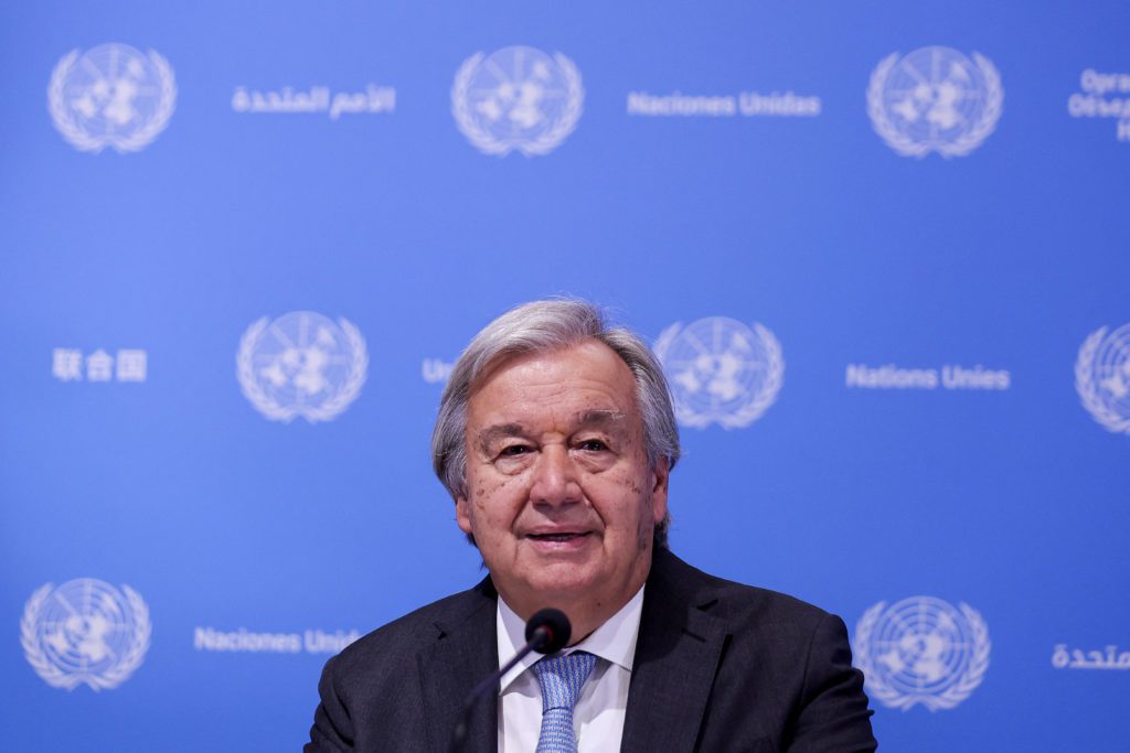 Secretário-Geral da ONU, António Guterres, fala em coletiva de imprensa com o logo da ONU no fundo.