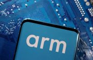 Smartphone exibindo logo "arm" sobre fundo de placa de circuito azul.