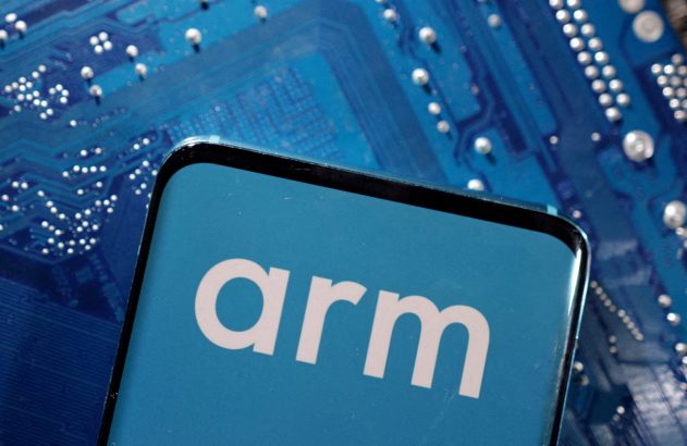 Smartphone exibindo logo "arm" sobre fundo de placa de circuito azul.