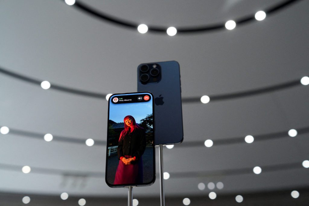 Dois iPhones azuis em exibição. Um mostra uma mulher na tela, o outro a parte traseira com as câmeras.