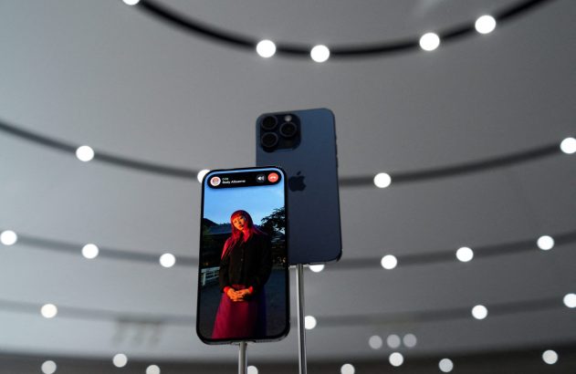 Dois iPhones azuis em exibição. Um mostra uma mulher na tela, o outro a parte traseira com as câmeras.