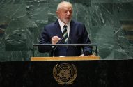 Luiz Inácio Lula da Silva, presidente do Brasil, discursa no púlpito da ONU, com fundo de mármore verde.