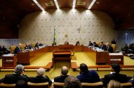 Sessão plenária do Supremo Tribunal Federal, com ministros na mesa e público em primeiro plano.
