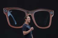 Mark Zuckerberg apresenta óculos inteligentes Ray-Ban em tela grande no fundo.