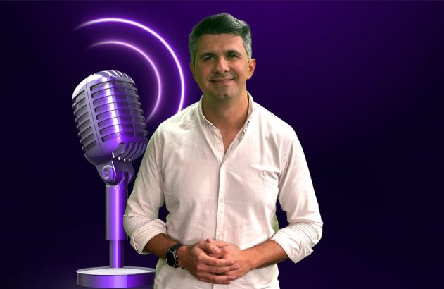 Homem sorrindo com microfone roxo vintage à esquerda e anéis luminosos em fundo roxo escuro.