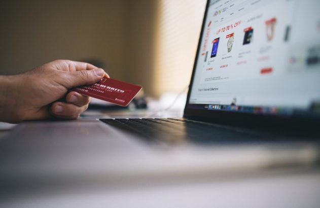 Cartão de crédito, compra online, e-comerce (Imagem de StockSnap por Pixabay)