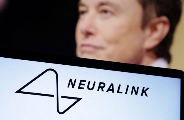 Tela com logo e nome "NEURALINK"; Elon Musk desfocado em segundo plano.