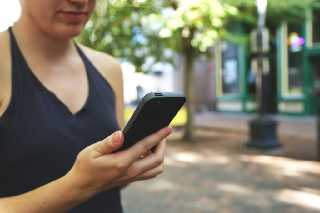 Celular (Foto: StartupStockPhotos por Pixabay)