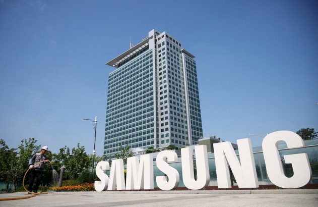 Sede da Samsung, letreiro da marca e jardineiro regando flores.