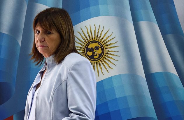 Mulher séria olhando, com a bandeira da Argentina (Sol de Maio) ao fundo.
