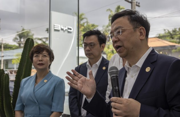 Wang Chuanfu, fundador e presidente da BYD Co., direita, Stella Li, vice presidente global da BYD Co., esq. durante evento em concessionária da marca em São Paulo, na terça-feira 10 de outubro de 2023.(Foto: Bloomberg)