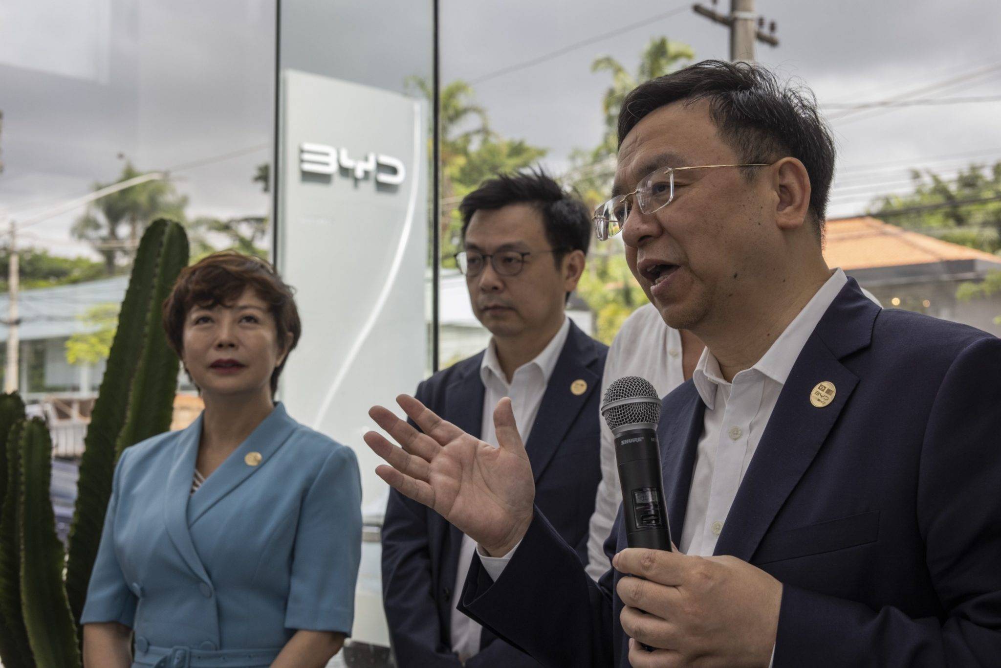 Wang Chuanfu, fundador e presidente da BYD Co., direita, Stella Li, vice presidente global da BYD Co., esq. durante evento em concessionária da marca em São Paulo, na terça-feira 10 de outubro de 2023.(Foto: Bloomberg)