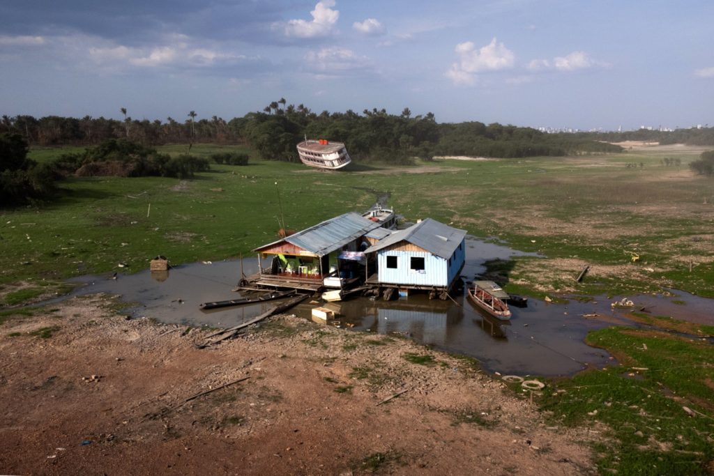 Casas flutuantes no porto de Cacau Pirêra, atingido pela seca, no Amazonas, Brasil, em 4 de outubro. Fotógrafo: Bruno Zanardo/Getty Images