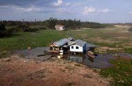 Casas flutuantes no porto de Cacau Pirêra, atingido pela seca, no Amazonas, Brasil, em 4 de outubro. Fotógrafo: Bruno Zanardo/Getty Images