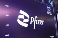 Tela exibe o logo da Pfizer e dados financeiros da ação PFE na NYSE.