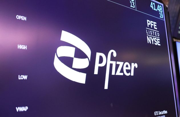 Tela exibe o logo da Pfizer e dados financeiros da ação PFE na NYSE.