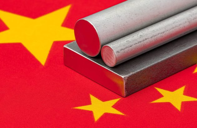 Barras de metal (redonda e chata) sobre a bandeira da China.