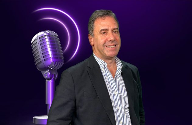 Homem sorrindo, ao lado de um microfone roxo vintage, em fundo roxo com ondas de som.