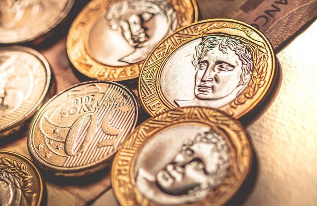 Moedas bimetálicas exibindo retratos de figuras históricas.