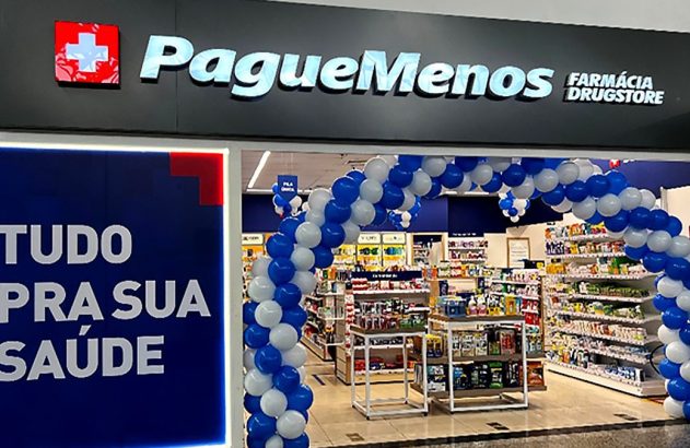 Pague Menos Farmácia Drugstore. Entrada com arco de balões azuis e brancos. Placa "Tudo pra sua saúde".